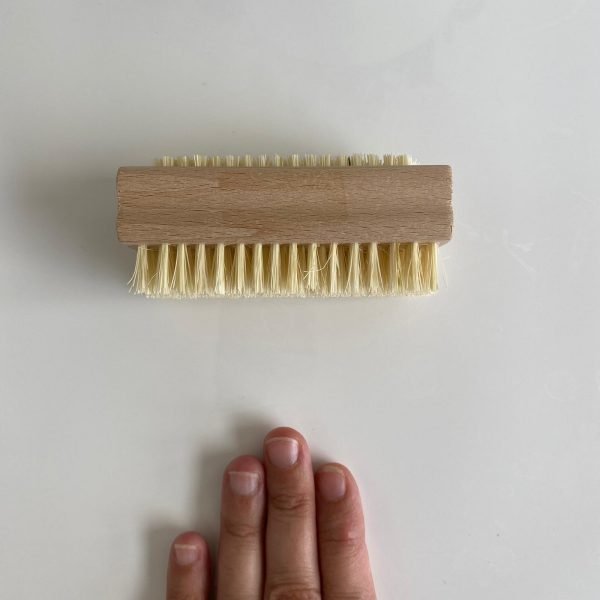 Cepillo para uñas de madera y cerdas naturales