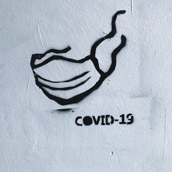 grafiti de mascarilla con escrito covid-19